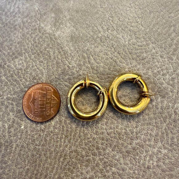 Gold-tone hoop earrings NON-PIERCED -- CLIP ON -- NWOT -- 3/4 inch diameter - Picture 5 of 5